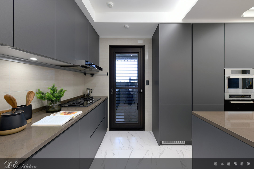 廚房設計｜現代風格｜檯面 矽鋼石｜門板 霧面消光：碳黑
